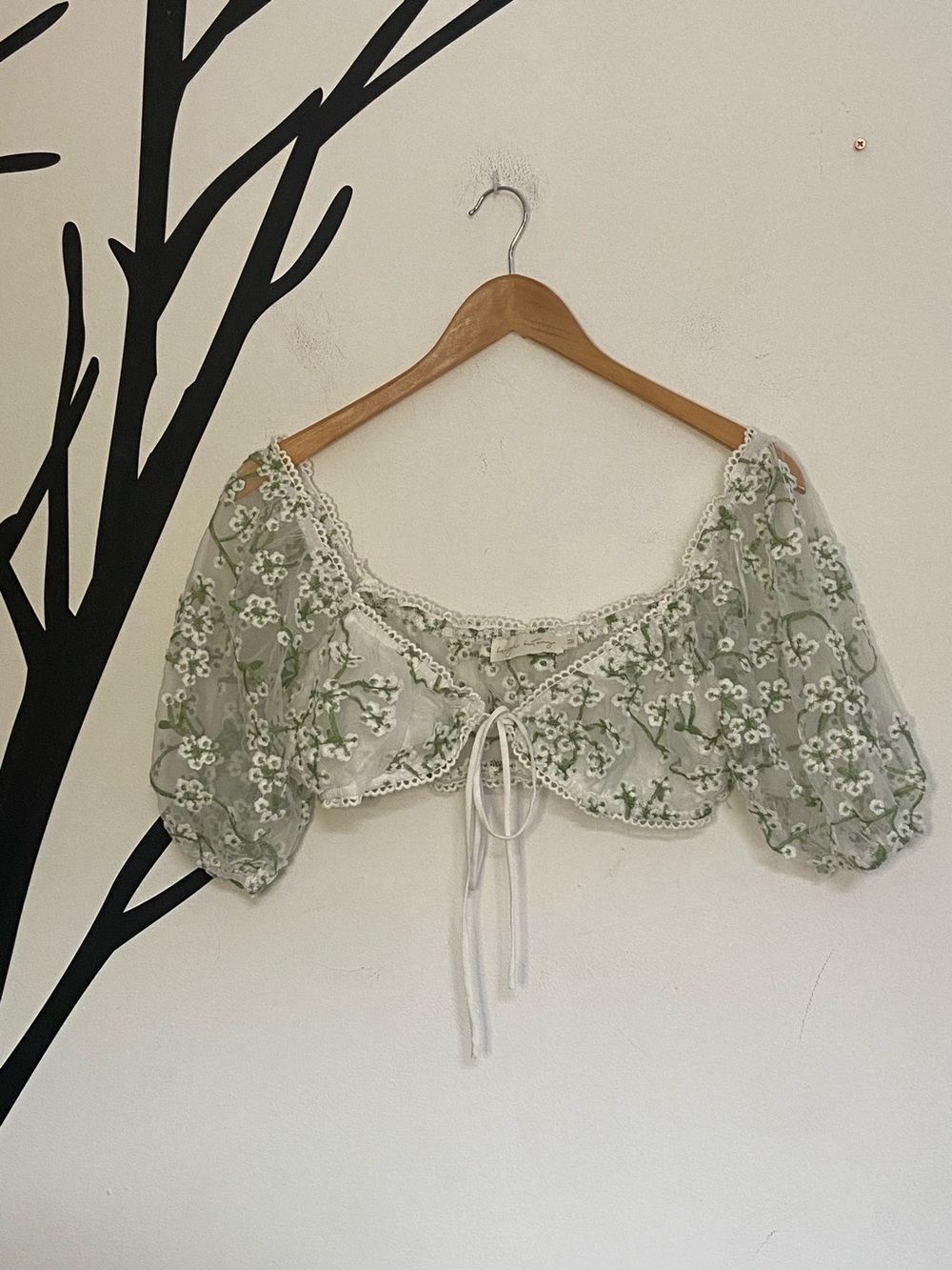 NWOT Leigh Botany sheer floral puff sleeve crop top